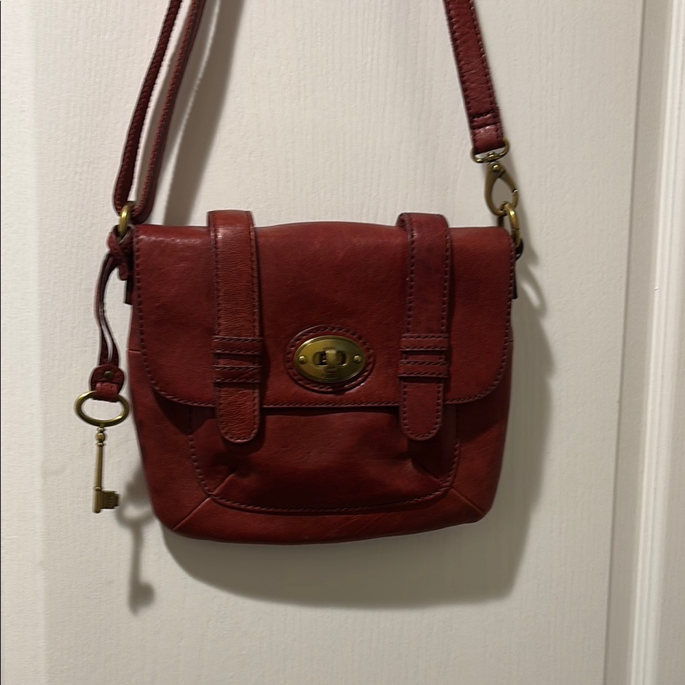 Fossil Red Crossbody Bag with Vintage-Inspired Design